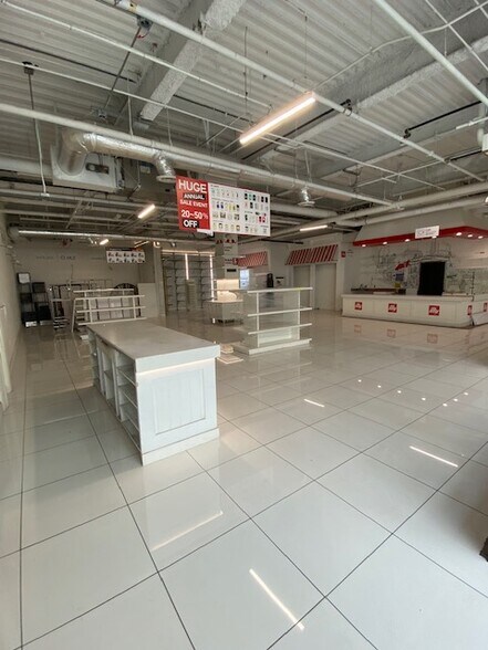 More Photos Of 450 S Western Ave, Los Angeles Freestanding For Lease