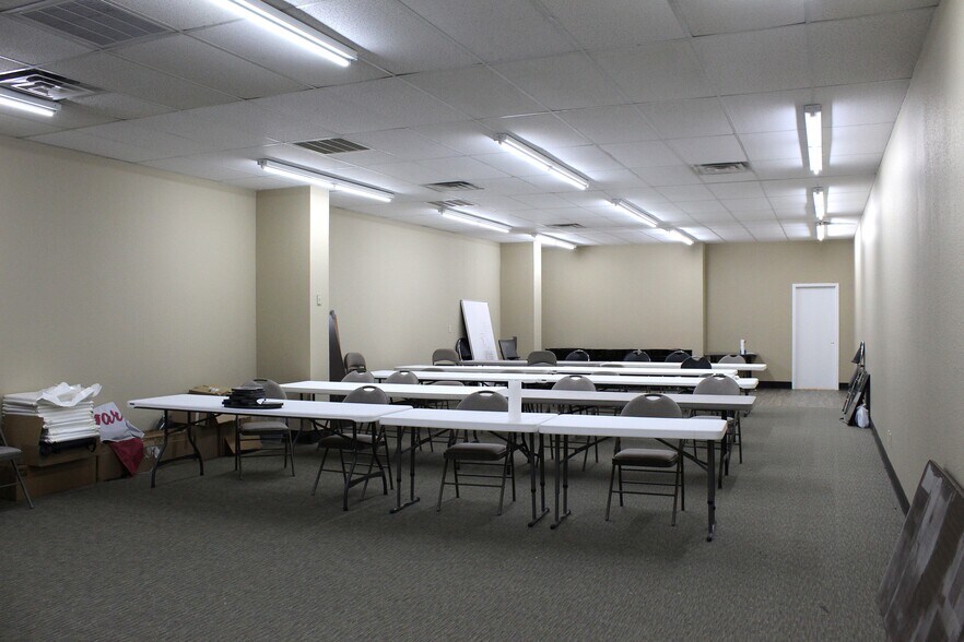 More Photos Of 802 Sanders Ave, Springdale General Retail For Lease