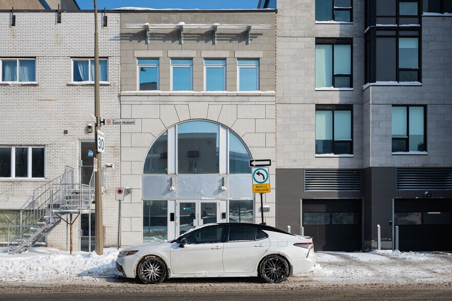 Primary Photo Of 1583 Rue Saint-Hubert, Montréal Storefront Retail Office For Sale