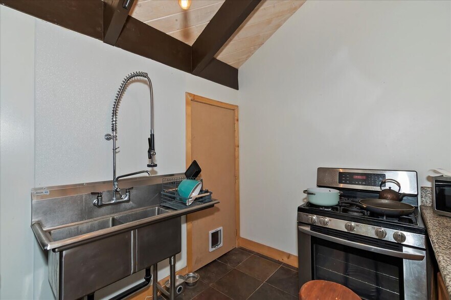 More Photos Of 40716 Village Dr, Big Bear Lake Freestanding For Sale