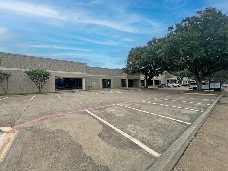 More Photos Of 1400 S Sherman St, Richardson Unknown For Lease