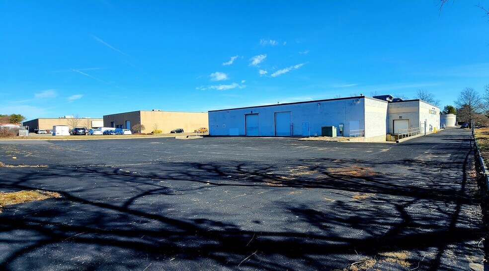 More Photos Of 70 Air Park Dr, Ronkonkoma Manufacturing For Lease