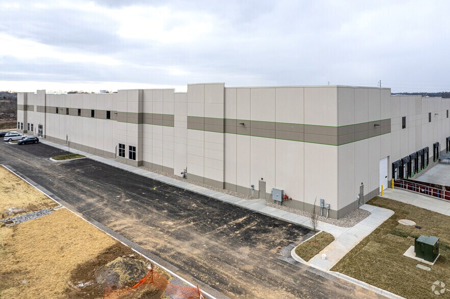 More Photos Of 13620 NE Park Dr, Louisville Warehouse For Lease