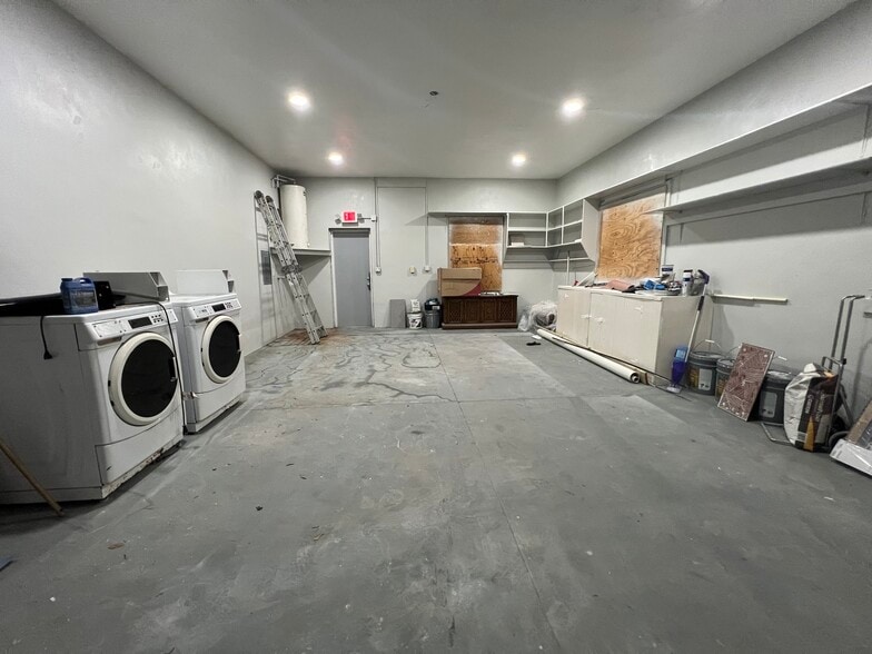 More Photos Of 541 49th St S, Saint Petersburg Showroom For Lease