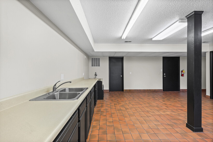 More Photos Of 11 S 2nd St, Festus Office For Sale