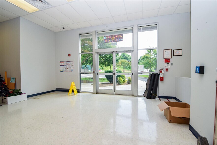 More Photos Of 2502 Melrose Ave NW, Roanoke Storefront Retail Office For Lease
