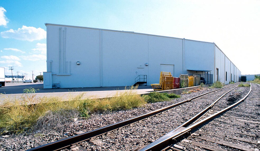 More Photos Of 1200-1210 W Crosby Rd, Carrollton Warehouse For Lease