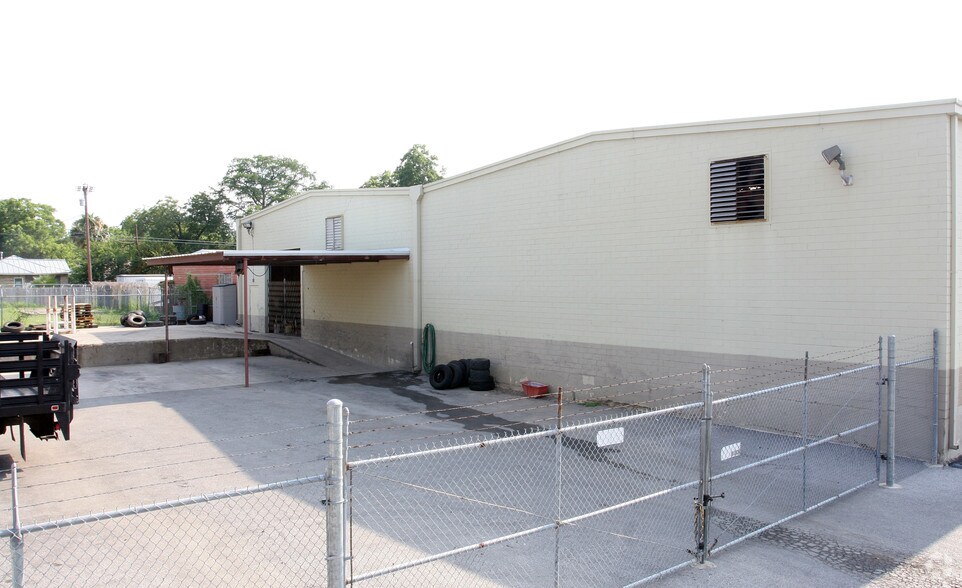 More Photos Of 2715 N Saint Marys St, San Antonio Warehouse For Lease