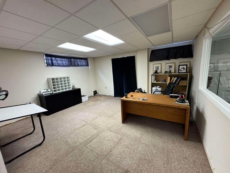 More Photos Of 4414 Pennwood Rd, Brentwood Flex For Sale