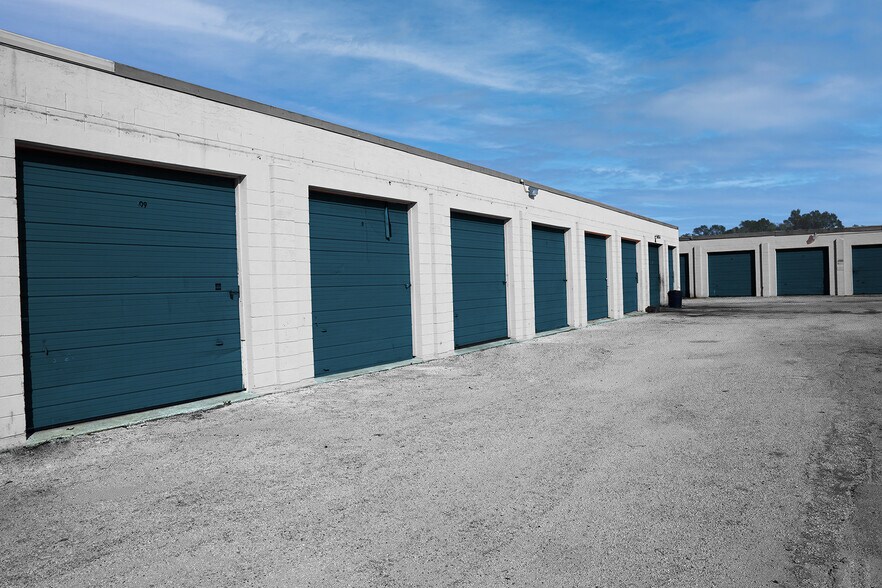 More Photos Of 1520 Peachtree St, Cocoa Self Storage For Sale
