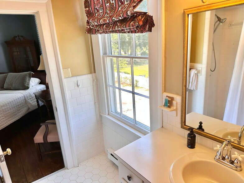 More Photos Of 615 College St, Clinton Hotel For Sale