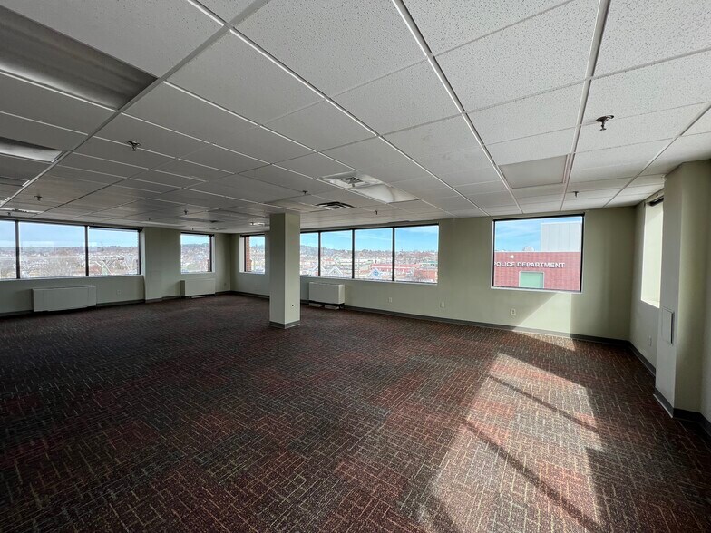 More Photos Of 228 Maple St, Manchester Office For Sale