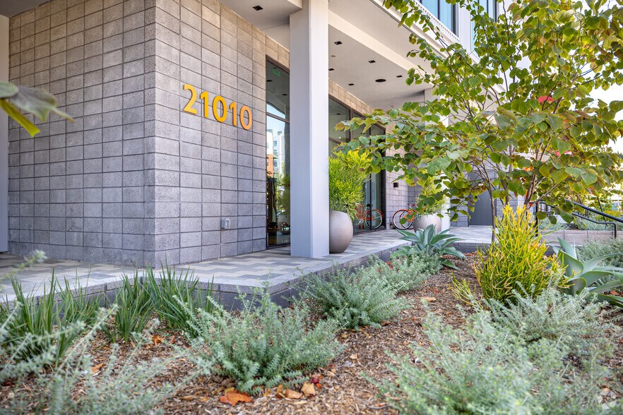 More Photos Of 21010 Erwin St, Woodland Hills Apartments For Lease