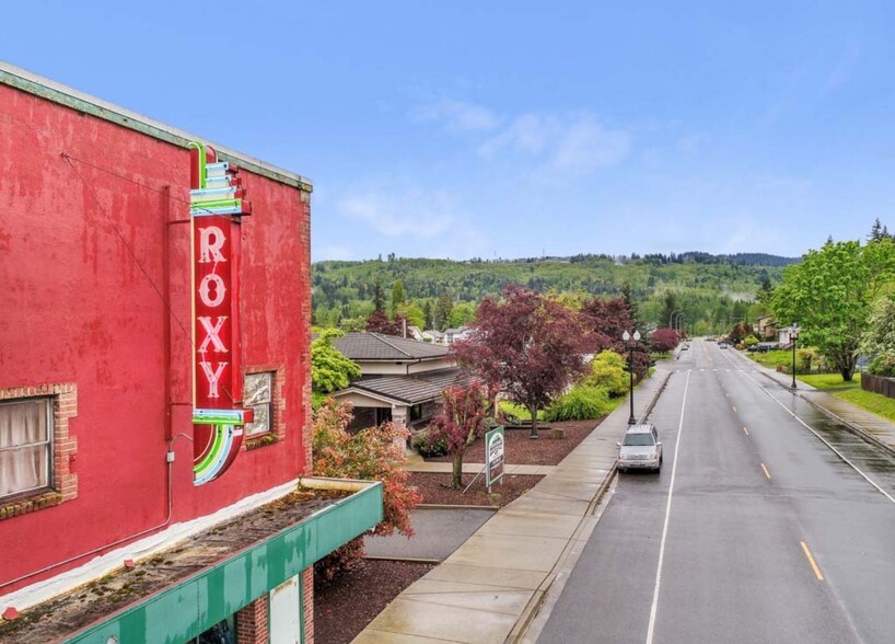 More Photos Of 115 Mashell N ave, Eatonville Movie Theatre For Sale