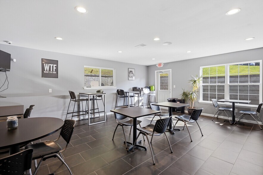 More Photos Of 3601 Commerce Dr, Arnold Office For Sale