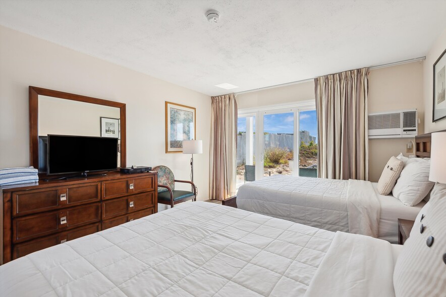 More Photos Of 84 S Emerson Ave, Montauk Hotel For Sale