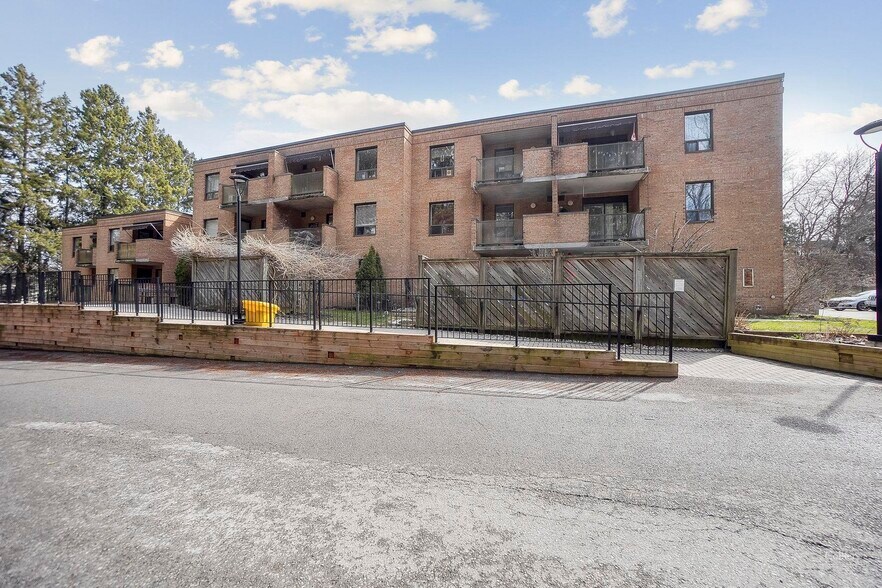 Primary Photo Of 52 Sulphur Springs Rd, Ancaster Apartments For Sale