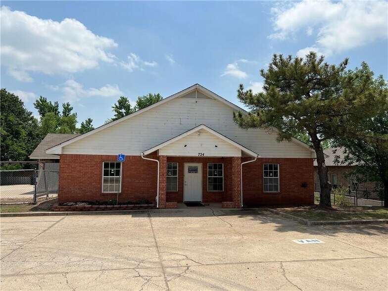 More Photos Of 724 W 15th St, Edmond Daycare Center For Sale