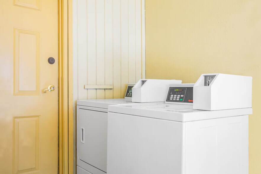 More Photos Of 2525 E Main St, Eagle Pass Hotel For Sale