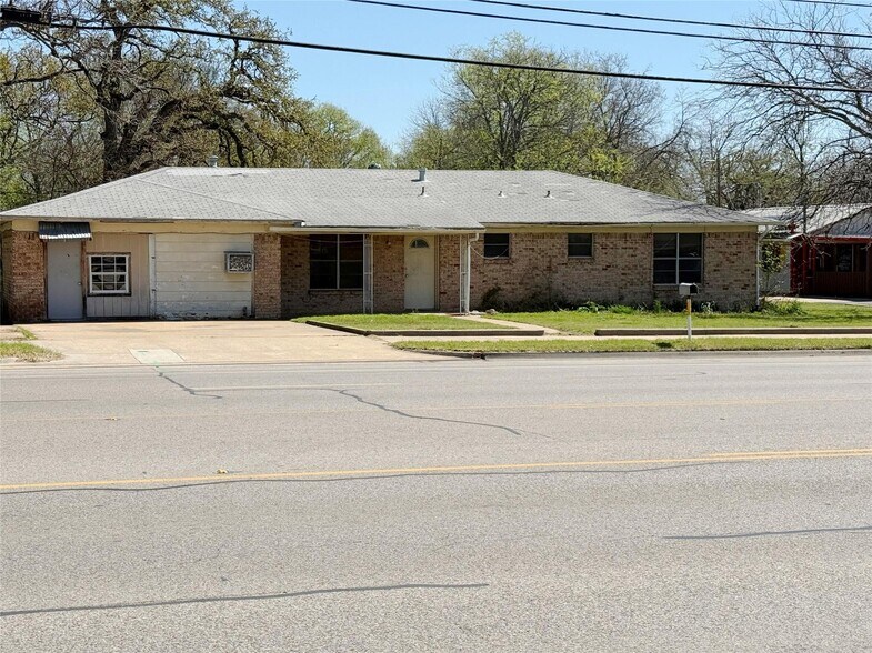More Photos Of 1110 N Main St, Weatherford Freestanding For Sale