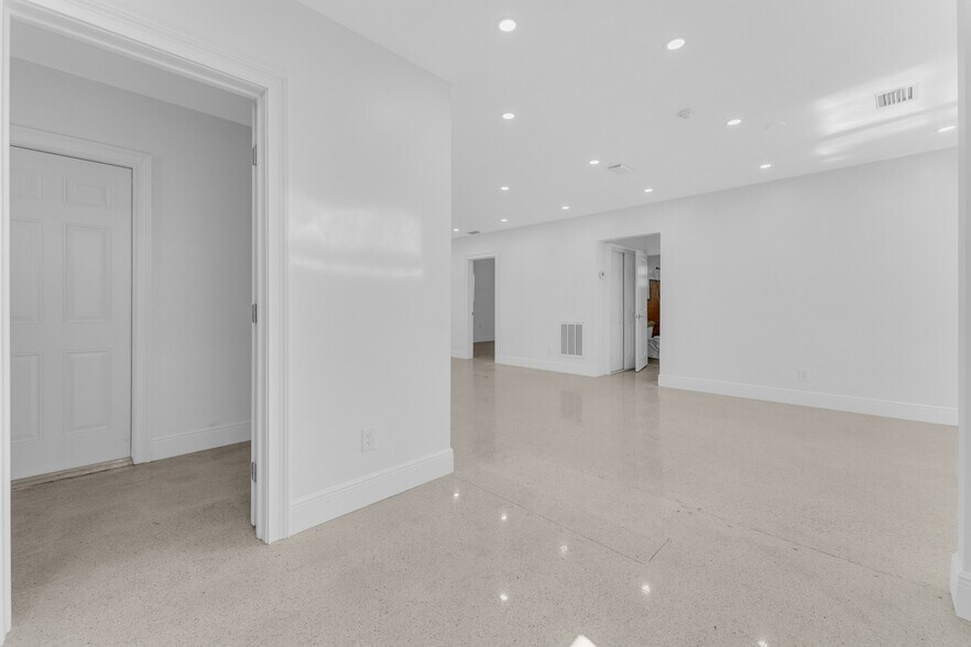 More Photos Of 5820 Sheridan St, Hollywood Office For Lease