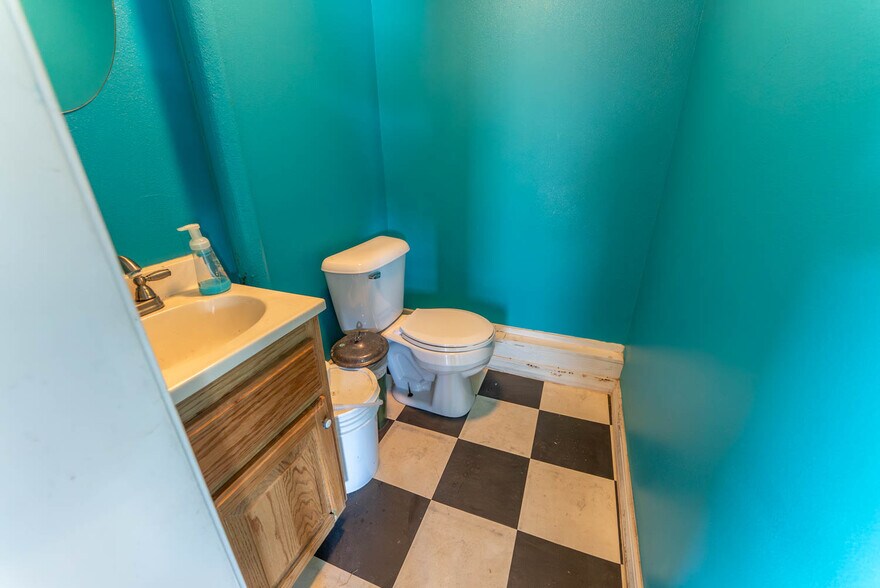 More Photos Of 15 Main St, Mammoth Spring Service Station For Sale