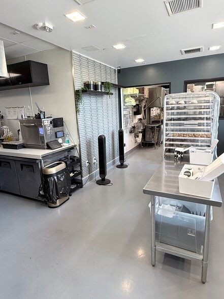More Photos Of 3032 Wilshire Blvd, Santa Monica Storefront For Lease