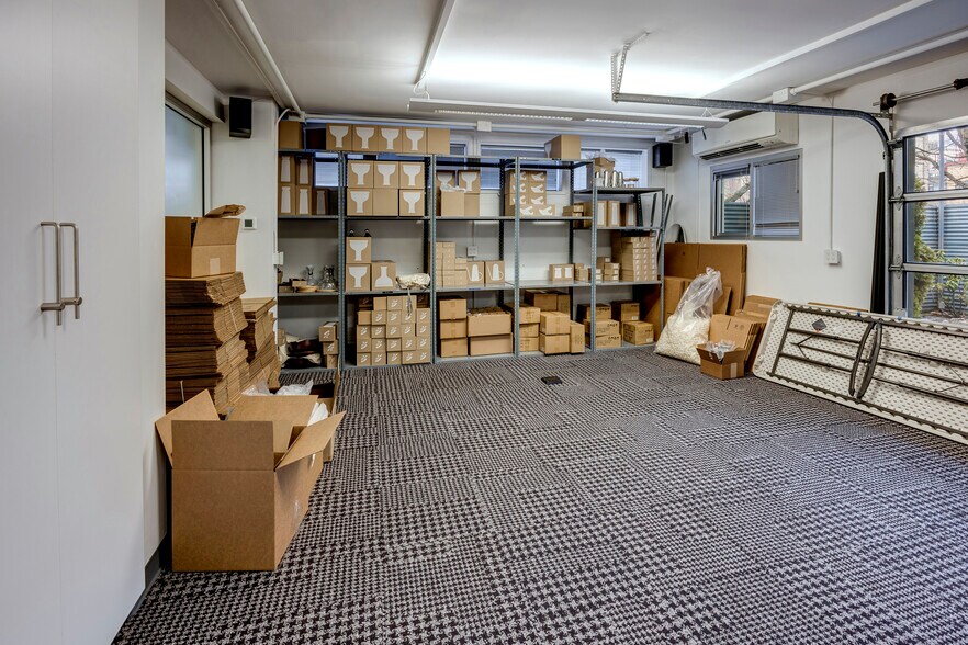 More Photos Of 921 Aurora Ave N, Seattle Office For Sale