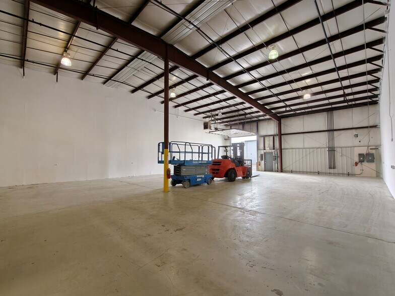 More Photos Of 633 Enterprise Ave, Dekalb Warehouse For Lease