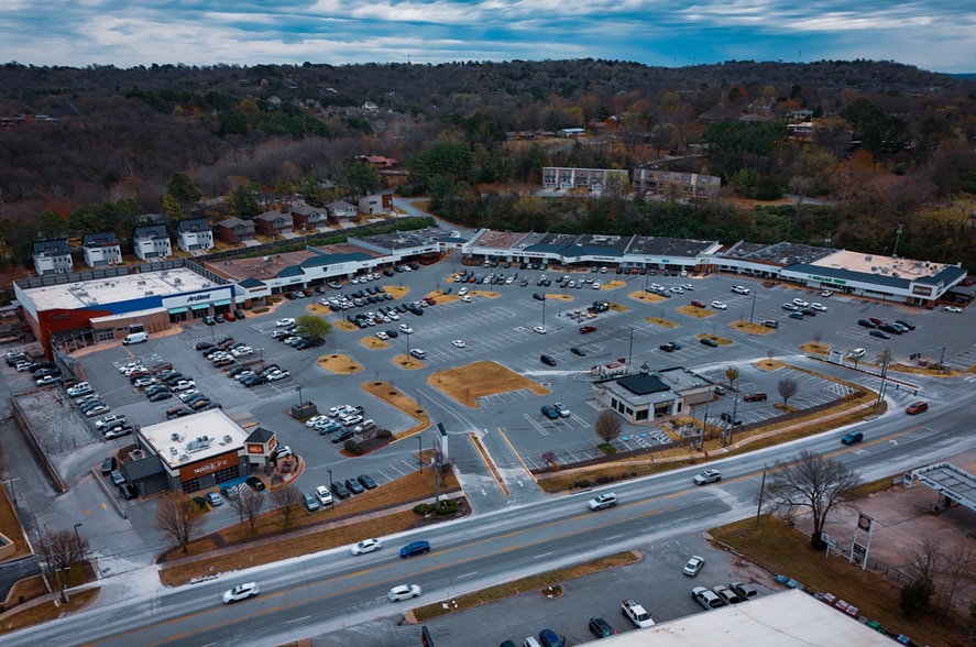 More Photos Of 1320-1554 N College Ave, Fayetteville Unknown For Lease