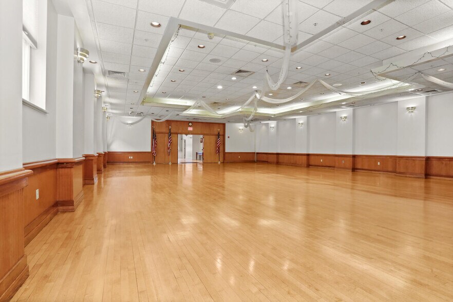 More Photos Of 17 Elm St, Greenwich Freestanding For Lease