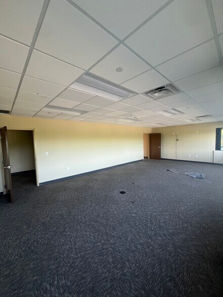 More Photos Of 2670 Chancellor Dr, Crestview Hills Office For Lease