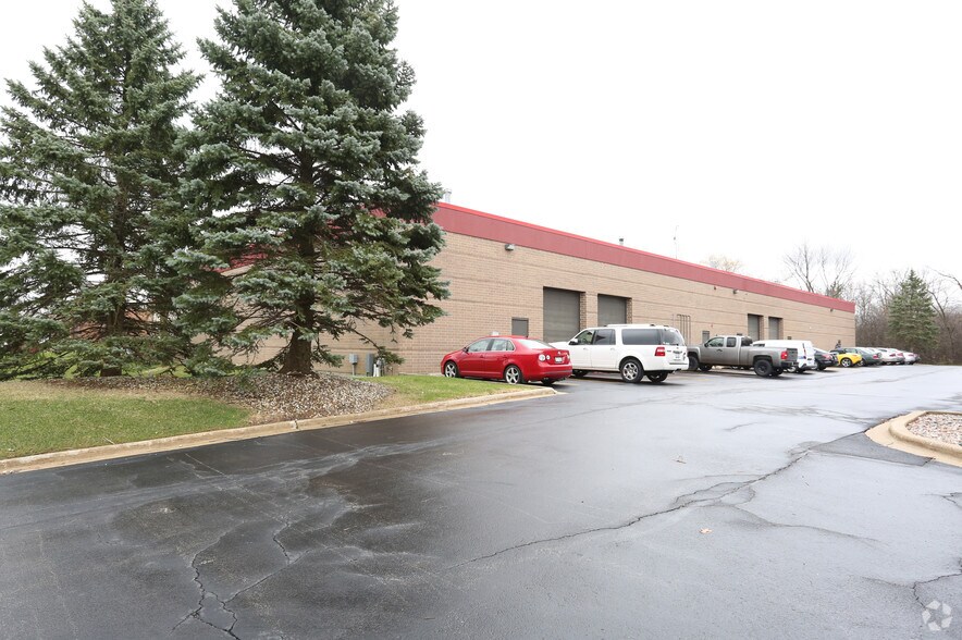More Photos Of 16W215 83rd St, Burr Ridge Light Distribution For Lease