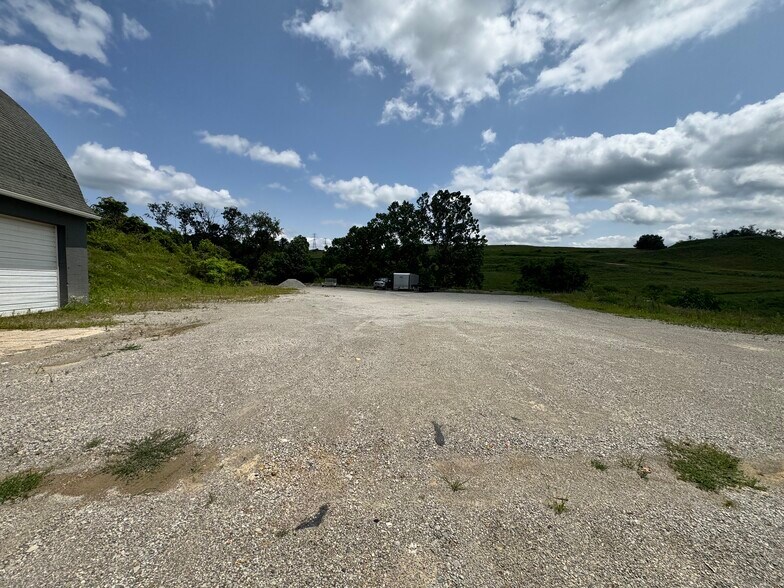 More Photos Of 797 Carlton Dr, Bentleyville Warehouse For Lease
