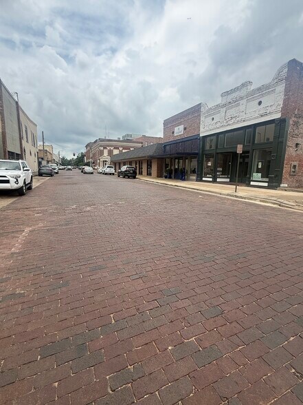More Photos Of 114 W Market St, Greenwood Loft Creative Space For Lease