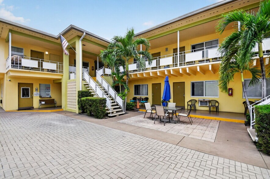 More Photos Of 905 N Federal Hwy, Lake Worth Beach Hotel For Sale