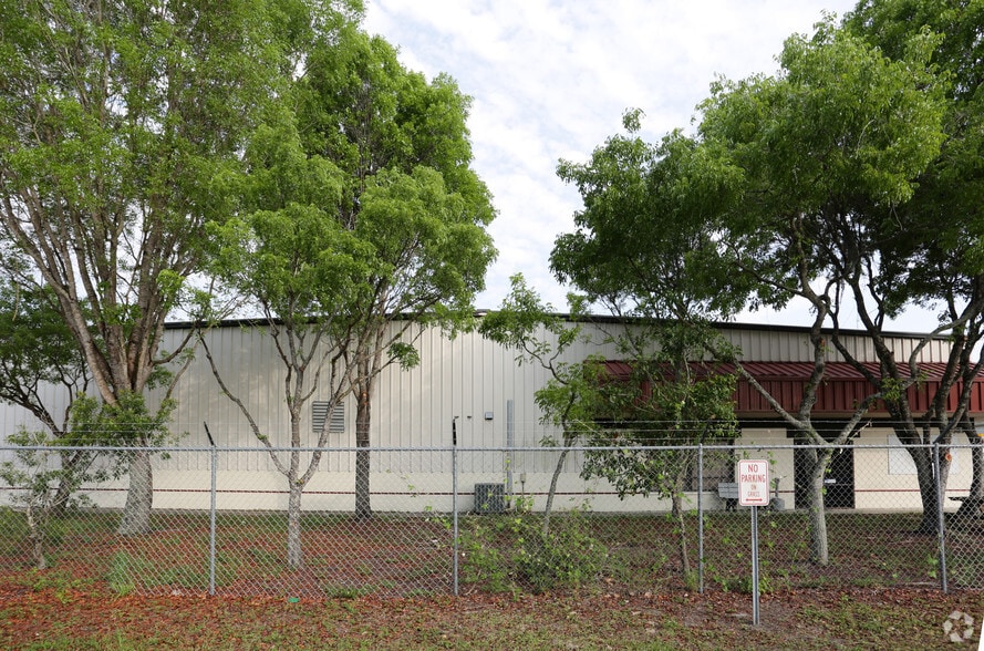 More Photos Of 5893 Enterprise Pky, Fort Myers Warehouse For Sale