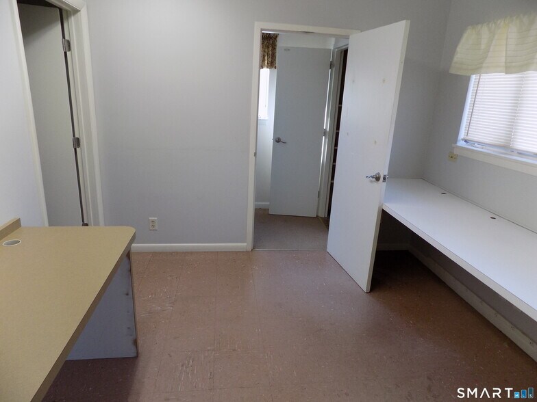 More Photos Of 85 Beleden Gardens Dr, Bristol Medical For Sale