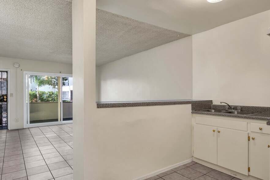 More Photos Of 4956 Romaine St, Los Angeles Apartments For Sale