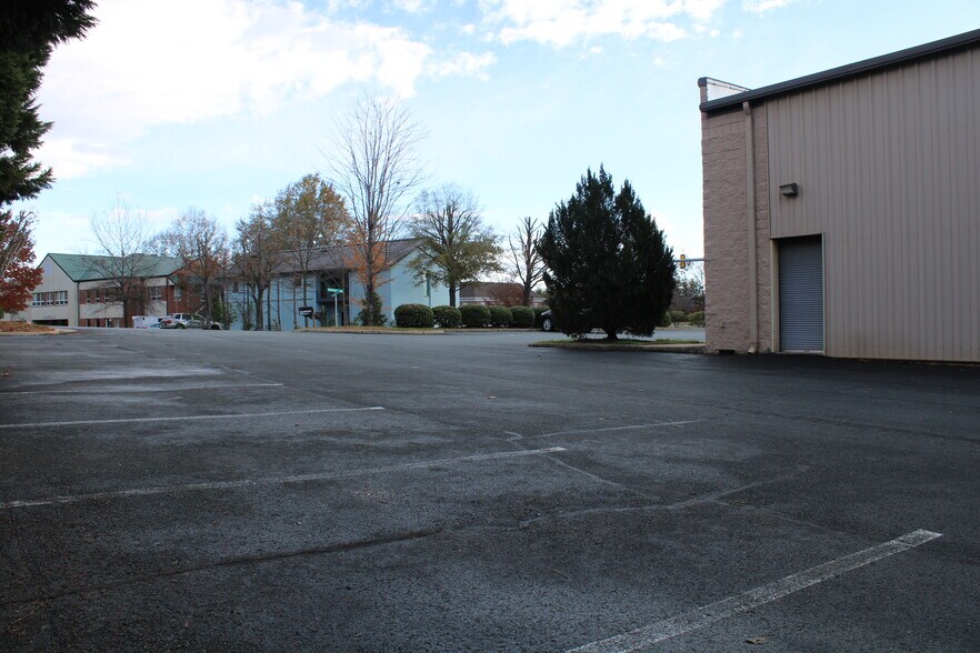 More Photos Of 607 Woodbrook Dr, Charlottesville Freestanding For Lease