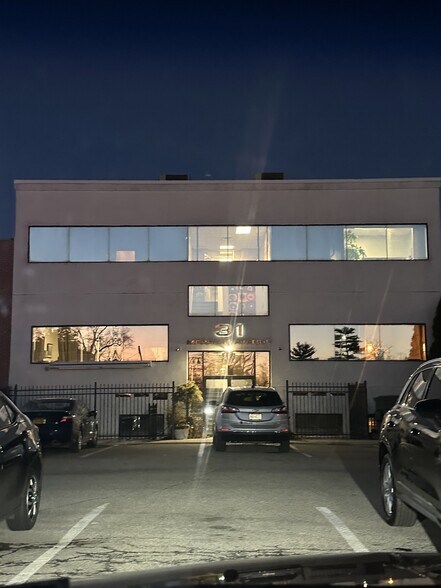 More Photos Of 31 Merrick Ave, Merrick Medical For Lease