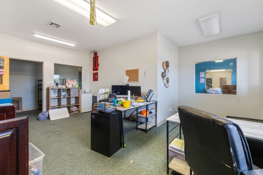 More Photos Of 185 Rebecca St, Gentry Office For Lease