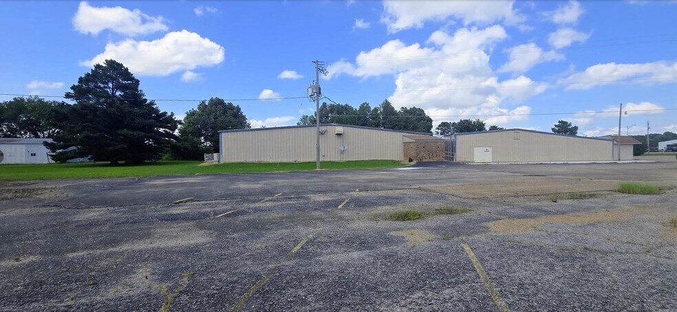 More Photos Of 2013 Falls Blvd N, Wynne Sports And Entertainment For Sale