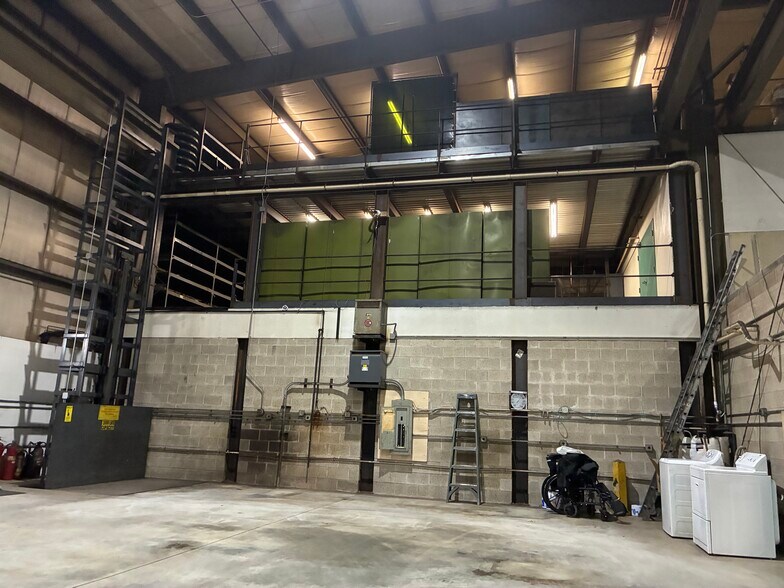 More Photos Of 185 Lafayette Rd, North Hampton Warehouse For Lease