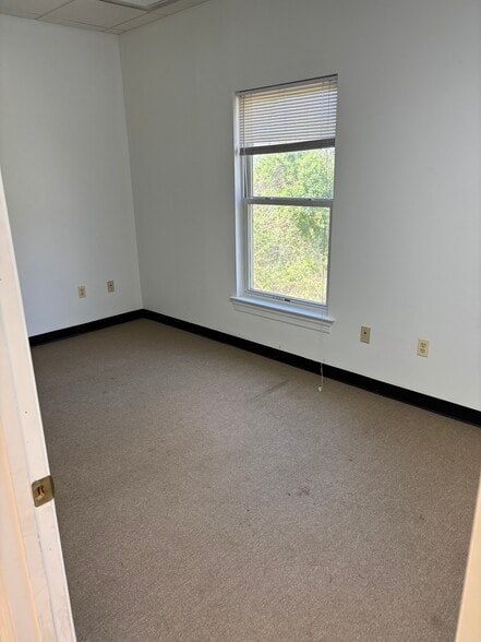 More Photos Of 95 N Leslie Rd, North East Office Residential For Lease