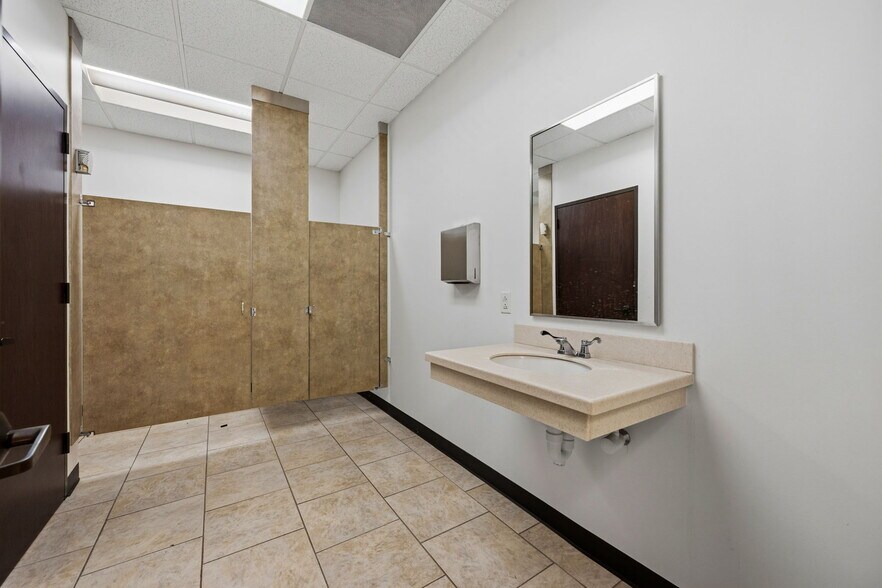 More Photos Of 901 W 18th St, Houston Warehouse For Sale