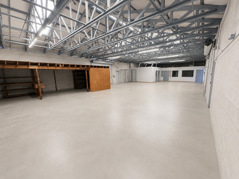 More Photos Of 6015 15th St E, Bradenton Warehouse For Lease