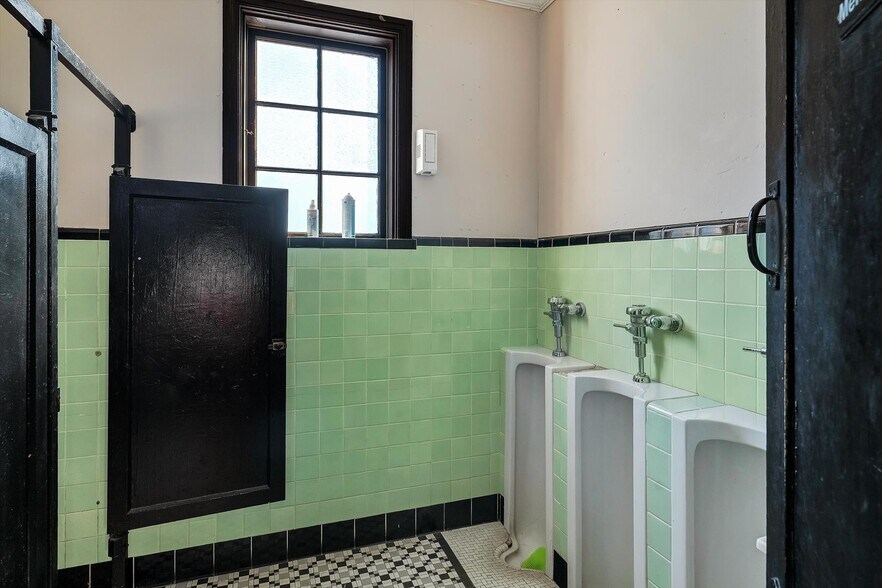 More Photos Of 108 S Old US Route 66, Hamel Restaurant For Sale