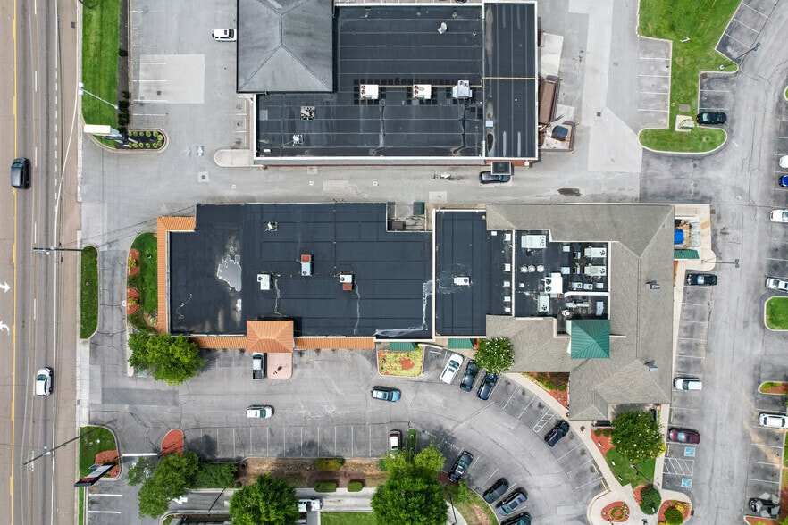 More Photos Of 4860-4874 N Broadway St, Knoxville General Retail For Lease
