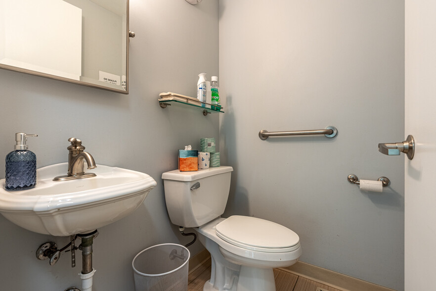 More Photos Of 912 Busse Hwy, Park Ridge Office For Lease